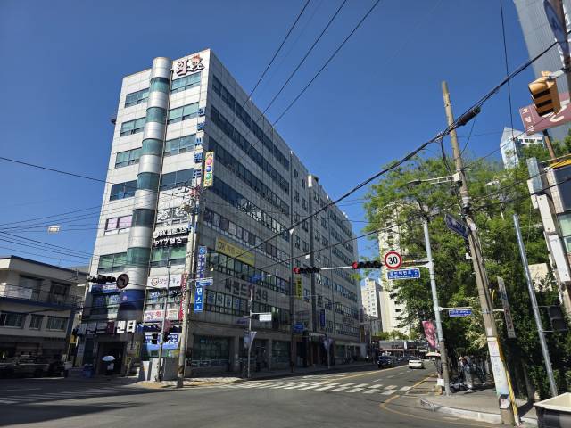 부산 수영구청이 장마철 집중호우에 대비해 상습 침수 지역 하수관로 준설 작업을 진행한다. 사진은 공사 대상에 포함된 민락동 민락씨랜드회센터 일대 모습. 김재량 기자 ryang@