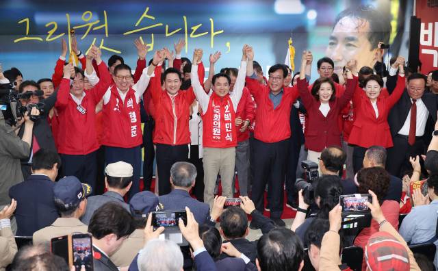 10일 오후 진행된 부산 북갑 국회의원 보궐선거 국민의힘 박민식 후보 선거사무소 개소식에서 박 후보, 국민의힘 장동혁 대표와 지도부, 국회의원 등이 선거 필승을 다짐하고 있다. 정종회 기자 jjh@