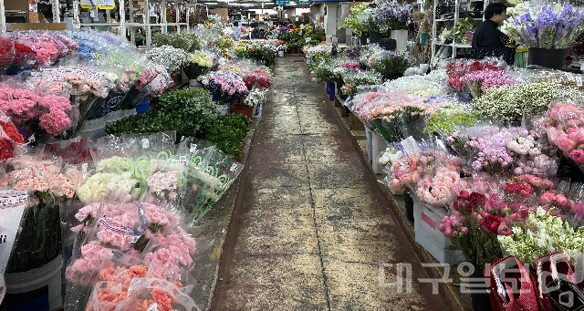 지난 4일 오후 1시께 찾은 칠성꽃시장. 카네이션 대목임에도 손님들의 발길이 끊겨 한산한 모습이다. 서고은 기자