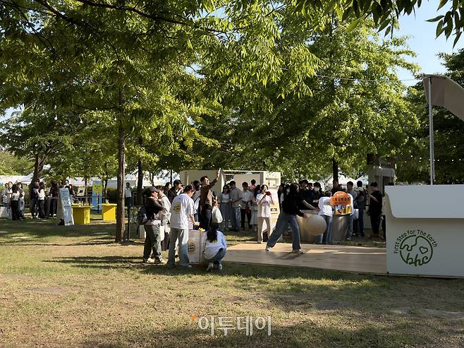 9일 서울 마포구 난지한강공원에서 열린 ‘별 하나 페스티벌’에서 부스 이벤트를 즐기고 있는 사람들의 모습이다.(황민주 기자 minchu@)