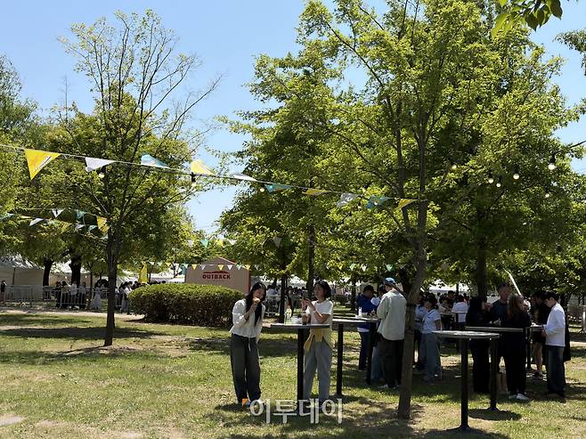9일 서울 마포구 난지한강공원에서 시민들이 아웃백스테이크하우스, 창고43, bhc 부스 주변에 모여 먹거리를 즐기고 있다.(황민주 기자 minchu@)