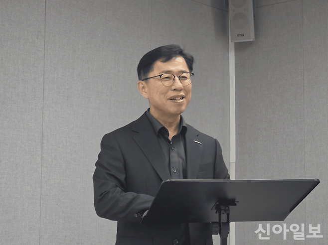 양철호 삼양사 식자재유통 BU장이 인천2공장에서 냉동생지 사업과 관련해 설명을 하고 있다. [사진=신현숙 기자]
