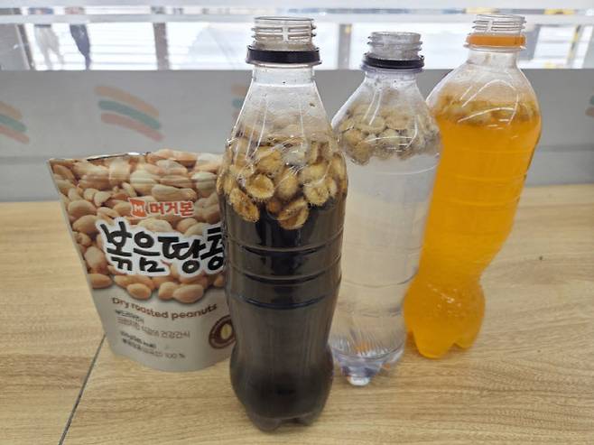 볶음땅콩을 넣은 코카콜라·칠성사이다·환타 오렌지. 탄산 종류에 따라 맛도 갈렸다.