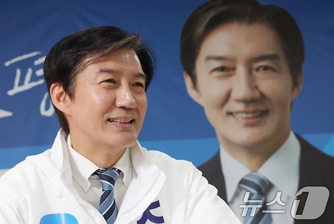 조국 조국혁신당 대표가 8일 경기 평택시 안중읍에 위치한 선거사무소에서 뉴스1과 인터뷰를 하고 있다. ⓒ 뉴스1 김영운 기자