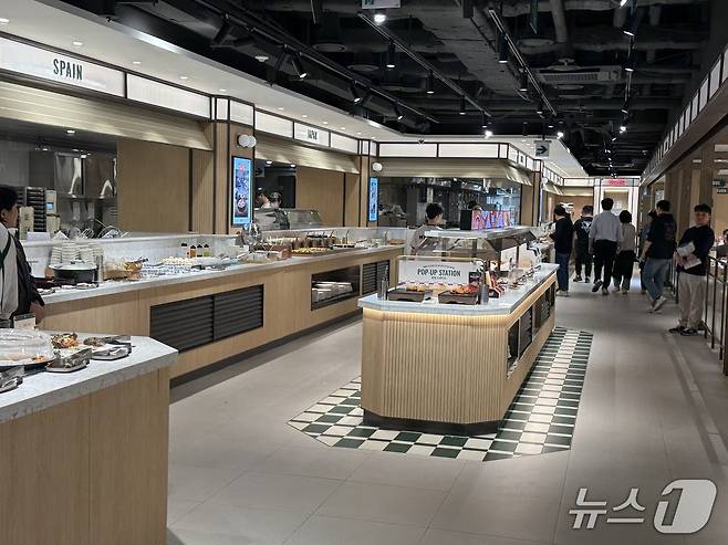 테이크 매장 내 메뉴 바. 음식 유형별로 스페인·일본 등 구역이 나뉘어 있다. 2026.5.6 ⓒ 뉴스1 황두현 기자