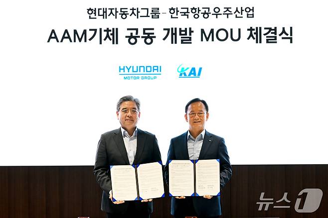 8일 서울 서초구 소재 현대자동차·기아 본사에서 열린 '항공용 전동화 파워트레인을 기반으로 하는 미래 항공 모빌리티(AAM·Advanced Air Mobility) 기체 공동 개발 협약식'에 (왼쪽부터) 장재훈 현대차그룹 부회장과 김종출 한국항공우주산업(KAI) 사장이 관련 업무협약에 서명한 뒤 기념 사진을 촬영한 모습(현대차그룹·KAI 제공). 2026.5.8.