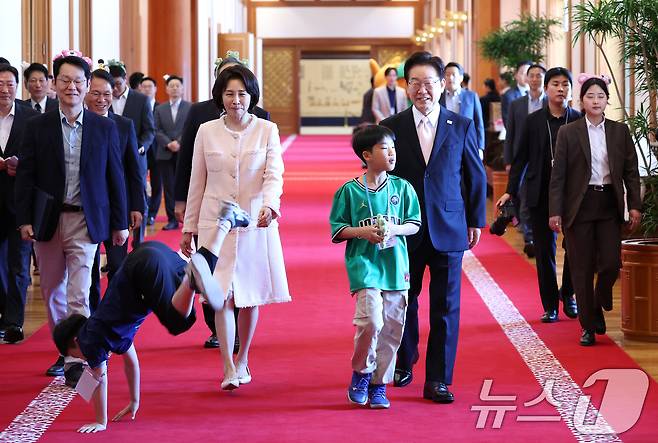 이재명 대통령과 김혜경 여사가 5일 청와대 본관에서 열린 2026 어린이날 초청행사에 참석한 어린이들과 국무회의장으로 이동하고 있다. 2026.5.5 ⓒ 뉴스1 허경 기자