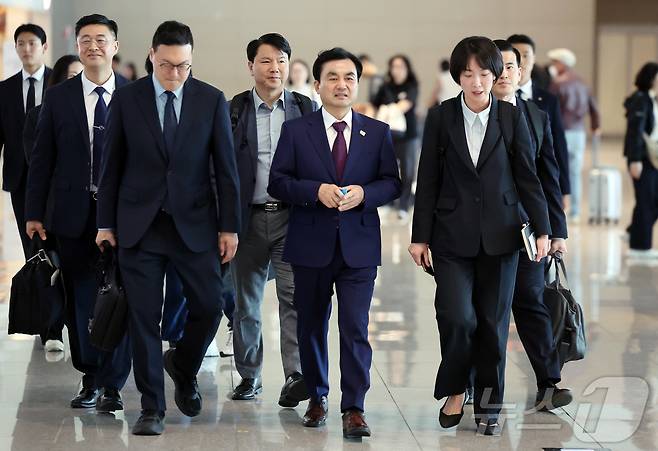 안규백 국방부 장관이 10일 오전 피트 헤그세스 미국 국방부(전쟁부) 장관과 회담을 위해 인천국제공항 제2터미널에서 워싱턴D.C로 출국하고 있다.  2026.5.10 ⓒ 뉴스1 김진환 기자