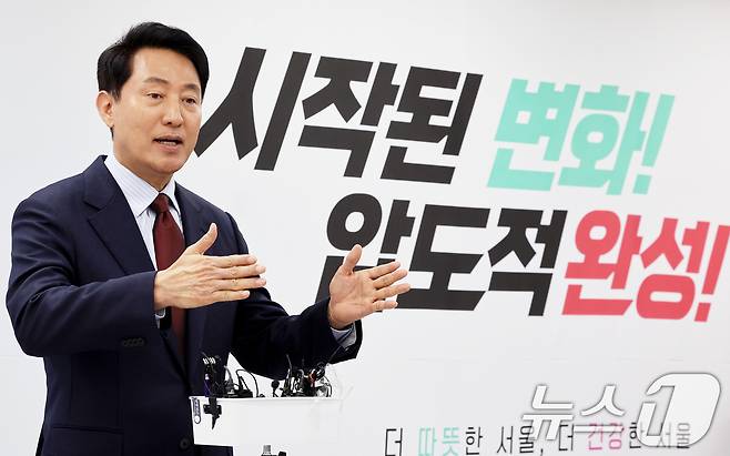 10일 오전 서울 종로구 선거사무소에서 진행된 ‘서울 교통 대전환’ 공약 발표 기자회견에서 오세훈 국민의힘 서울시장 후보가 교통분야 공약을 설명하고 있다. ⓒ 뉴스1 조연우 인턴기자