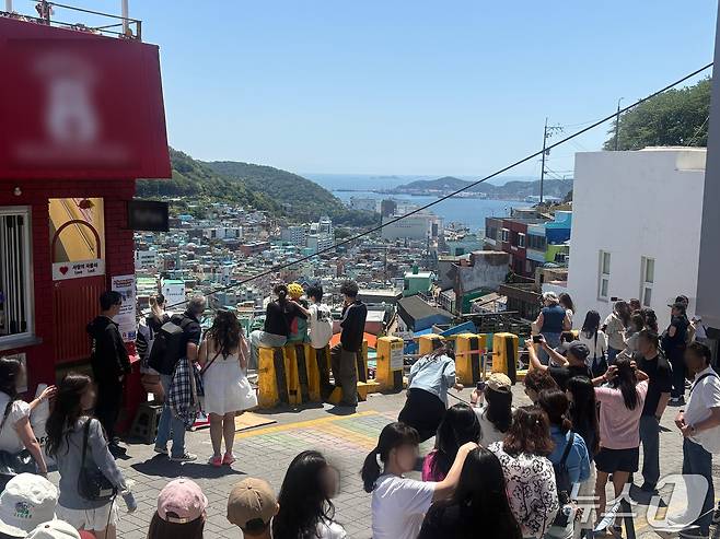 감천문화마을에서 어린 왕자 모형과 기념사진을 찍으려는 관광객들이 줄을 선 모습. 2026.5.10 ⓒ 뉴스1 박서현 기자