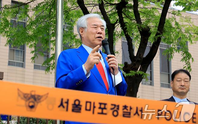 서울서부지법 난동 사태 배후로 지목돼 수건조물침입교사 혐의 등으로 기소된 전광훈 사랑제일교회 목사가 서울 마포구 서울서부지법에서 열린 재판에 출석하기 앞서 법원 앞에서 발언하고 있다. 2026.4.17 ⓒ 뉴스1 이호윤 기자