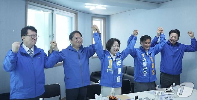 10일 임광현 경기도의원(왼쪽부터)과 김승원 더불어민주당 경기도당 위원장, 추미애 경기도지사 후보, 김경호 가평군수 후보, 부승찬 국회의원(용인병)이 김경호 후보 선거사무실에서 정책간담회를 갖기 전 손을 맞잡고 6·3 지방선거 승리와 가평 발전을 다짐하고 있다. (민주당 경기도당 제공. 재판매 및 DB 금지) 2026.5.10/뉴스1