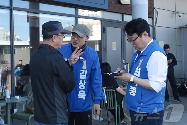 선거사무소 개소식을 생략한 김상욱 더불어민주당 울산시장 예비후보가 10일 울산대공원 정문 광장에서 시민과 만나 지역 현안에 대해 얘기하고 있다. 2026.5.10.ⓒ 뉴스1 김세은 기자