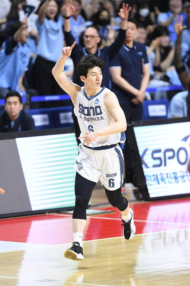 소노 이정현이 10일 부산 사직체육관에서 열린 2025~2026 LG전자 프로농구 챔피언결정전 4차전 KCC와 경기에서 3점슛을 넣은 후 세리머니 하고 있다. 사진 | KBL