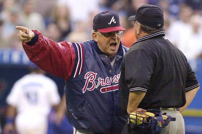 FILE - Atlanta Braves manager Bobby Cox, left, argues with home plate umpire Rick Reed during the fourth inning of interleague play against the Toronto Blue Jays, in Toronto, June 13, 2001. (Aaron Harris/The Canadian Press via AP, File) MANDATORY CREDIT; FILE PHOTO







<저작권자(c) 연합뉴스, 무단 전재-재배포, AI 학습 및 활용 금지>