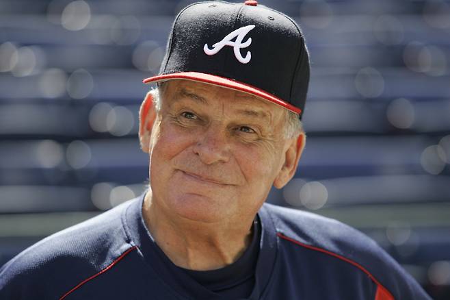 FILE - Atlanta Braves manager Bobby Cox smiles while talking to reporters during team practice at Turner Field in Atlanta, Oct. 4, 2005. (AP Photo/Ed Reinke, File) FILE PHOTO







<저작권자(c) 연합뉴스, 무단 전재-재배포, AI 학습 및 활용 금지>