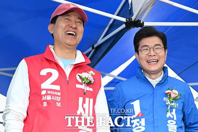정원오 더불어민주당 서울시장 후보(오른쪽)와 오세훈 국민의힘 서울시장 후보가 3일 오전 서울 용산구 효창운동장에서 열린 서울특별시장기 축구대회 개회식에 참석해 대화를 나누고 있다. /남용희 기자