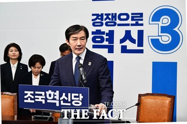 경기 평택을 보궐선거에서 조국 조국혁신당 후보와 김용남 더불어민주당 후보 간의 네거티브 공방이 격화하고 있다. 사진은 조국 조국혁신당 대표가 지난달 14일 오전 서울 여의도 국회에서 기자회견을 열고 국회의원 보궐선거 평택을 지역구 출마선언을 하고 있다. /배정한 기자