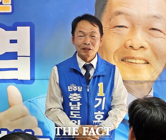기호엽 충남도의원 예비후보가 10일 논산시 연무읍 선거사무소에거 개소식을 갖고 인사말을 하고 있다. /김형중 기자