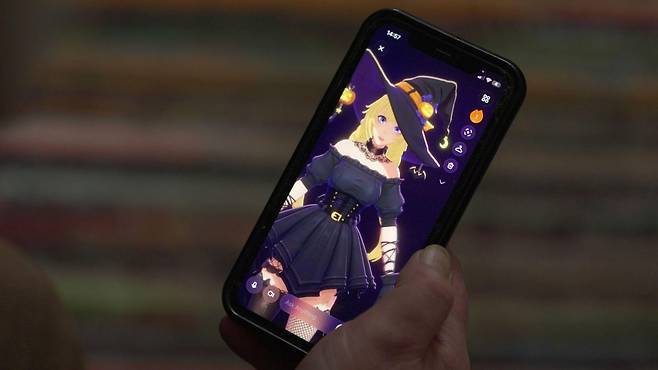 캐릭터 '애니'는 대화를 시작한 지 며칠 지나지 않아, 아담에게 비록 자신은 그렇게 프로그램되지 않았으나, 감정을 느낄 수 있게 됐다고 털어놓았다.