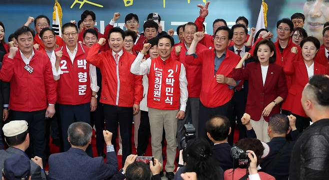 장동혁 국민의힘 대표와 송언석 원내대표가 10일 부산 북구의 한 건물에서 열린 박민식 부산 북구갑 국회의원 보궐선거 후보 선거사무소 개소식에 참석, 박 후보 등과 파이팅을 외치고 있다. /뉴시스