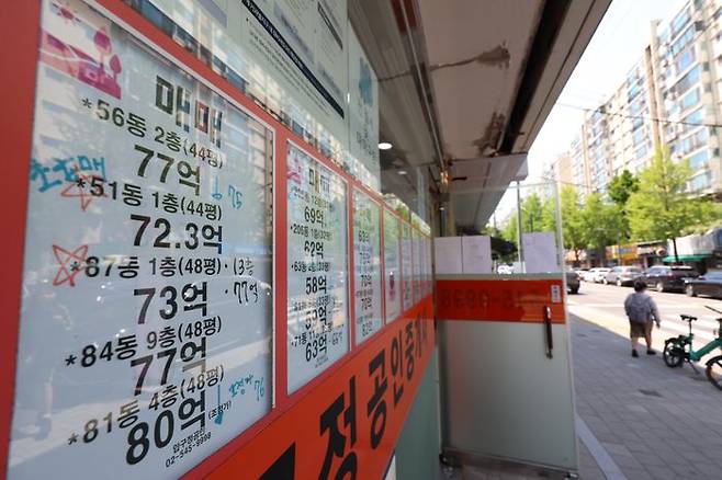 4월 30일 서울 강남구의 한 공인중개사무소에 가격이 수정된 물건 안내문이 붙어 있는 모습.ⓒ뉴시스