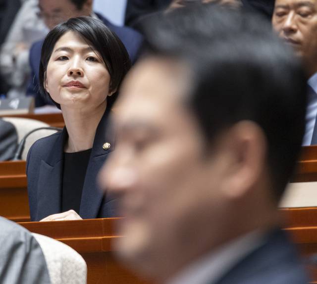 국민의힘 한지아 의원(뒤)이 6일 국회에서 열린 의원총회에 참석해 장동혁 대표를 바라보고 있다. [연합뉴스]