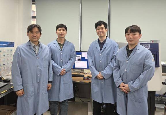 홍승범(왼쪽부터) KAIST 교수, 김성현 석-박사통합과정,  최영우 박사, 조윤한 박사. KAIST 제공.