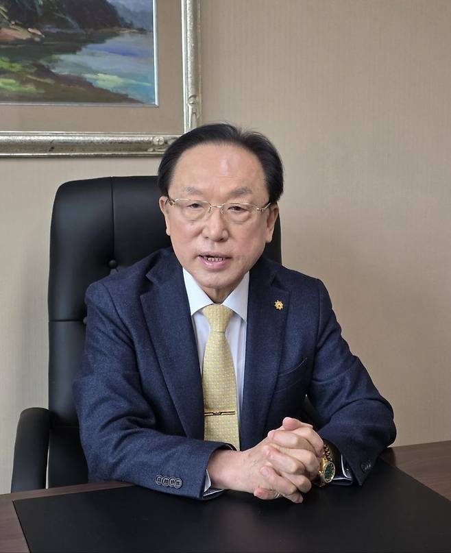 야구가 그날그날의 기분까지 좌우하는 부산사람들의 '삶의 정서'라고 강조하며 최소 50년 이상을 내다보고 젊음과 도시 활력, 경제 발전을 동반할 수 제대로 된 야구장을 설계하고 건설해야 한다고 주장하는 송정규 전 롯데자이언츠단장. 사진 = 변옥환 기자