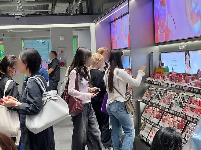 지난 7일 서울 중구 '올리브영 센트럴 명동'에서 외국인 관광객들이 상품을 구경하고 있다. 사진=김현지 기자