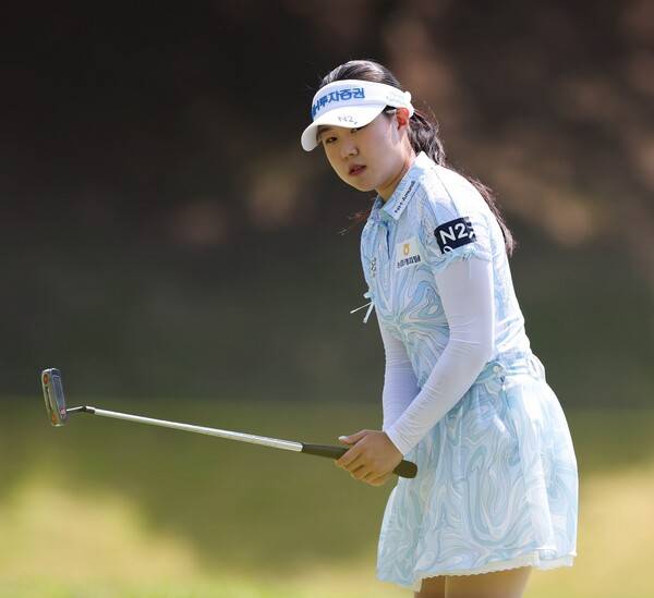 2026년 한국여자프로골프(KLPGA) 투어 NH투자증권 레이디스 챔피언십 우승 경쟁에 뛰어든 루키 최정원 프로가 2라운드에서 경기하는 모습이다. 사진제공=KLPGA. (사진을 무단으로 사용하지 마십시오.)