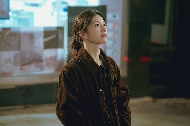 박해영 작가는 세상의 기준에 밀려 외면받는 인간들을 이해하게 하는 탁월한 힘을 가졌다. 하지만 작가의 연민은 젠더 앞에서 자주 뒷걸음질하는데, 극 중 은아는 부모로부터 버림받은 경험이 있으며 직장에서도 고립돼 있다. JTBC 드라마 ‘모두가 자신의 무가치함과 싸우고 있다’ 스틸컷. 출처 스튜디오 피닉스, SLL, 스튜디오 플로우