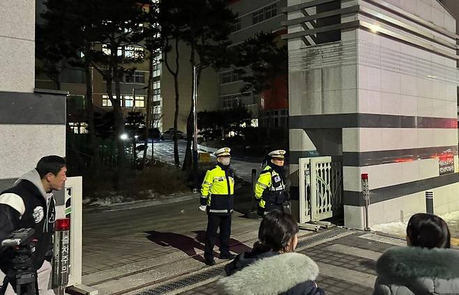 지난해 2월 10일 대전 서구의 한 초등학교에서 초등학생 1학년 학생이 사망해 경찰이 현장을 통제하고 있다. 뉴스1