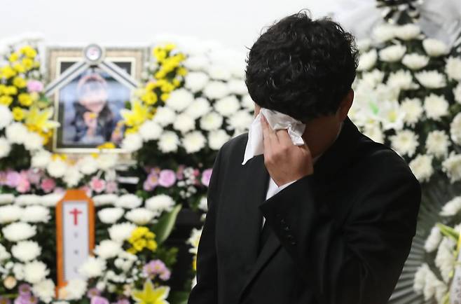 지난해 2월 대전 서구 한 초등학교에서 40대 교사에게 살해된 김하늘양의 아버지가 건양대병원 장례식장에 마련된 빈소에서 취재진과 인터뷰 중 눈물을 닦고 있다. 뉴스1