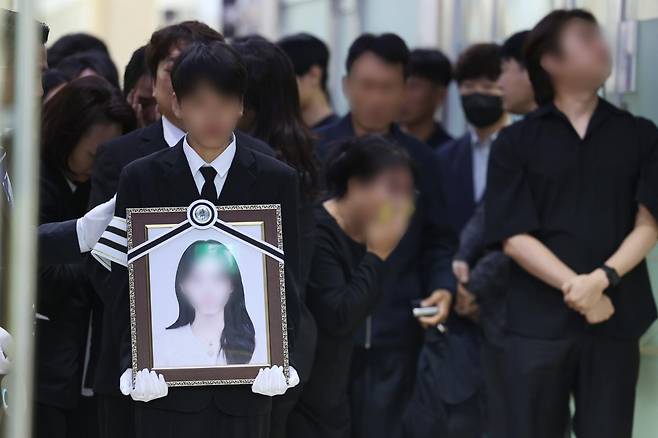 7일 광주 광산구 신가동 한 장례식장에서 20대 남성의 흉기에 찔려 숨진 여고생의 발인이 진행되고 있다. 광주=연합뉴스