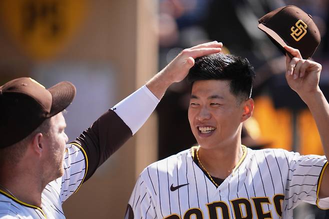 <yonhap photo-3297="">송성문(30·샌디에이고 파드리스)이 '눈' 야구로 소속팀 역전을 이끌었다. (AP Photo/Gregory Bull)/2026-05-10 09:06:19/ <저작권자 ⓒ 1980~2026 ㈜연합뉴스. 무단 전재 재배포 금지, AI 학습 및 활용 금지></yonhap>