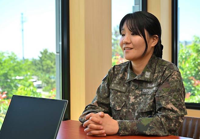 지난 8일 부산 남구 해군작전사령부 네이비 클럽에서 황지현 주임원사가 해군 첫 여성 주임원사가 된 소감을 밝히고 있다. 사진 해군작전사령부