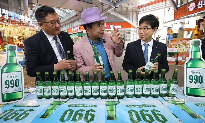 대전 동구 신도꼼지락시장 내 후생사에서 선양소주가 진행한 ‘착한소주 990’ 출시 행사에서 조웅래 선양소주 회장, 인태연 소상공인시장진흥공단 이사장, 김재면 한국수퍼체인유통사업협동조합 이사장이 제품에 대해 대화하고 있다. 선양소주는 소상공인시장진흥공단, 한국수퍼체인유통사업협동조합과 함께 동네슈퍼 한정으로 ‘착한소주 990’을 990만병 공급해 소비자가 990원에 판매한다. 뉴스1