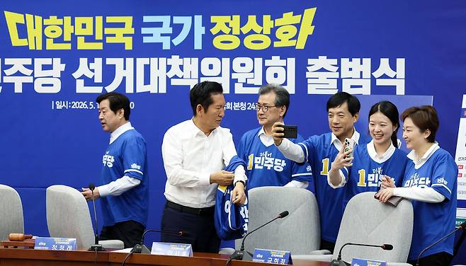 정청래 더불어민주당 대표가 10일 오전 국회에서 열린 '대한민국 국가정상화 더불어민주당 선거대책위원회 출범식'이 끝난 뒤 선거복을 벗고 있다. 김성룡 기자