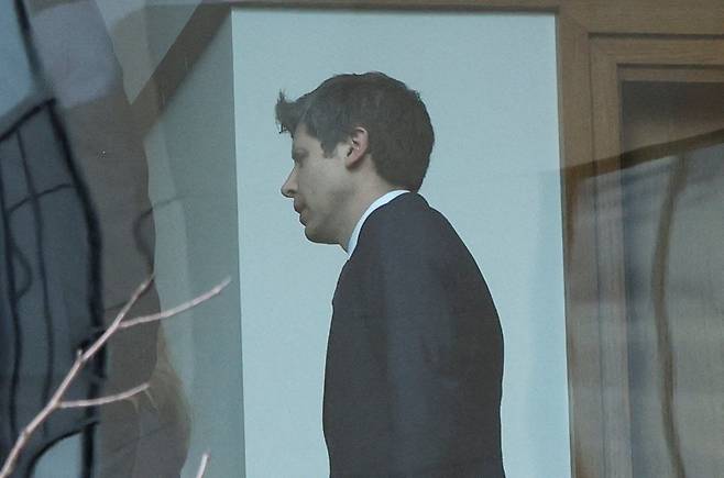 샘 올트먼 오픈AI 최고경영자(CEO)가 지난 4일(현지시간) 미국 캘리포니아주 오클랜드 연방 법원에서 열린 오픈AI의 영리 법인 전환 관련 소송 재판의 휴정 시간에 법원 복도를 걷고 있다. 로이터=연합뉴스