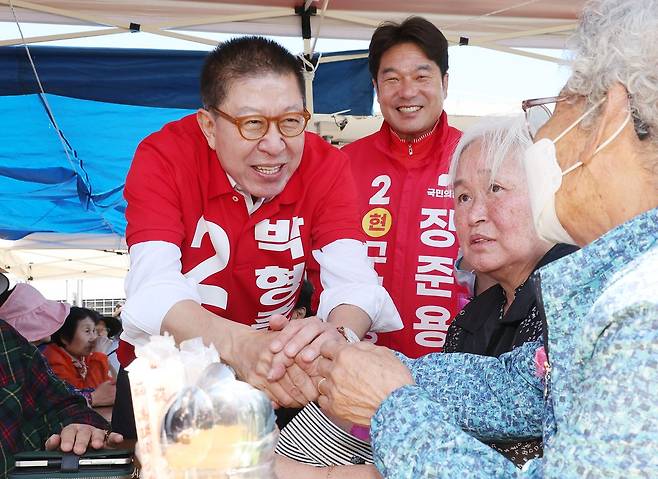 박형준 국민의힘 부산시장 후보가 6일 부산 동래구 동래시장 하늘광장에서 열린 동래시장 상인회 어버이날 점심식사 대접 행사에 참석해 어르신들과 인사를 나누고 있다. 송봉근 객원기자