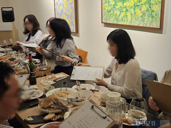 지난 1일 오후 5시 서울 강남구 삼성동의 한 양식 음식점에서 50대 이상 가입 가능한 소셜 플랫폼 '시놀'이 주최한 5060 단체 로테이션 소개팅이 진행되고 있다. 참가자들이 작성한 자기소개서를 교환해 읽어보고 있다. /사진=박수빈 기자