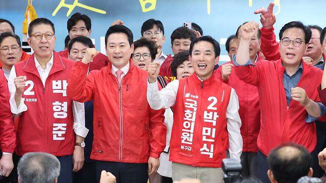 부산 북구갑 국회의원 보궐선거에 출마한 박민식(오른쪽 두 번째) 후보가 10일 개최한 선거 사무소 개소식에 장동혁 국민의힘 대표(왼쪽 두 번째)와 송언석 원내대표(오른쪽 첫 번째), 박형준 부산시장 후보(왼쪽 첫 번째) 등이 총출동했다.   / 사진=뉴스1