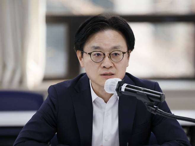 김정관 산업통상부 장관이 2일 서울 여의도 중소기업중앙회에서 열린 ‘중동전쟁 관련 업종별 석화제품 수급상황 점검회의’에서 발언을 하고 있다. 2026.4.2 사진=한경 이솔 기자