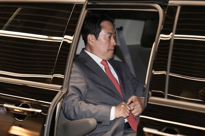 방미 일정을 마친 장동혁 국민의힘 대표가 4월 20일 새벽 인천국제공항을 통해 귀국 후 차에 탑승해 있다. 연합뉴스