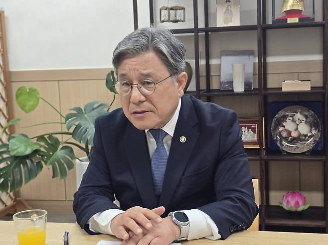 허민 국가유산청장이 지난 8일 서울 국립고궁박물관에서 기자들과 만나 종묘 앞 세운4구역 재개발 사업에 대한 국가유산청의 입장을 밝히고 있다.     국가유산청 제공
