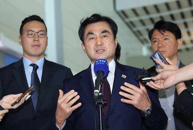 미국을 방문하는 안규백 국방부 장관이 10일 인천국제공항 제2터미널에서 취재진 질문에 답하고 있다. 연합뉴스