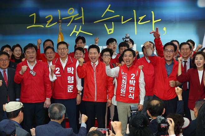 장동혁 국민의힘 대표와 참석자들이 10일 오후 부산 북구에서 열린 박민식 북갑 보궐선거 후보 선거사무소 개소식에서 파이팅을 외치고 있다.  연합뉴스