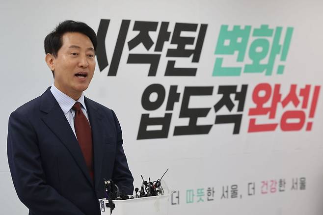 오세훈 국민의힘 서울시장 후보가 10일 서울 종로구 캠프 사무실에서 교통공약 발표를 마치고 취재진 질의에 답하고 있다. 뉴시스