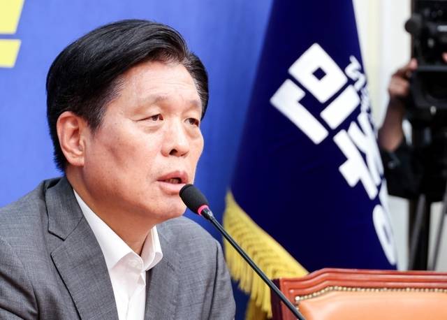 더불어민주당 대한민국 국가 정상화 선거대책위원회 조승래 총괄선대본부장이 10일 국회에서 기자회견을 열고 있다. 연합뉴스